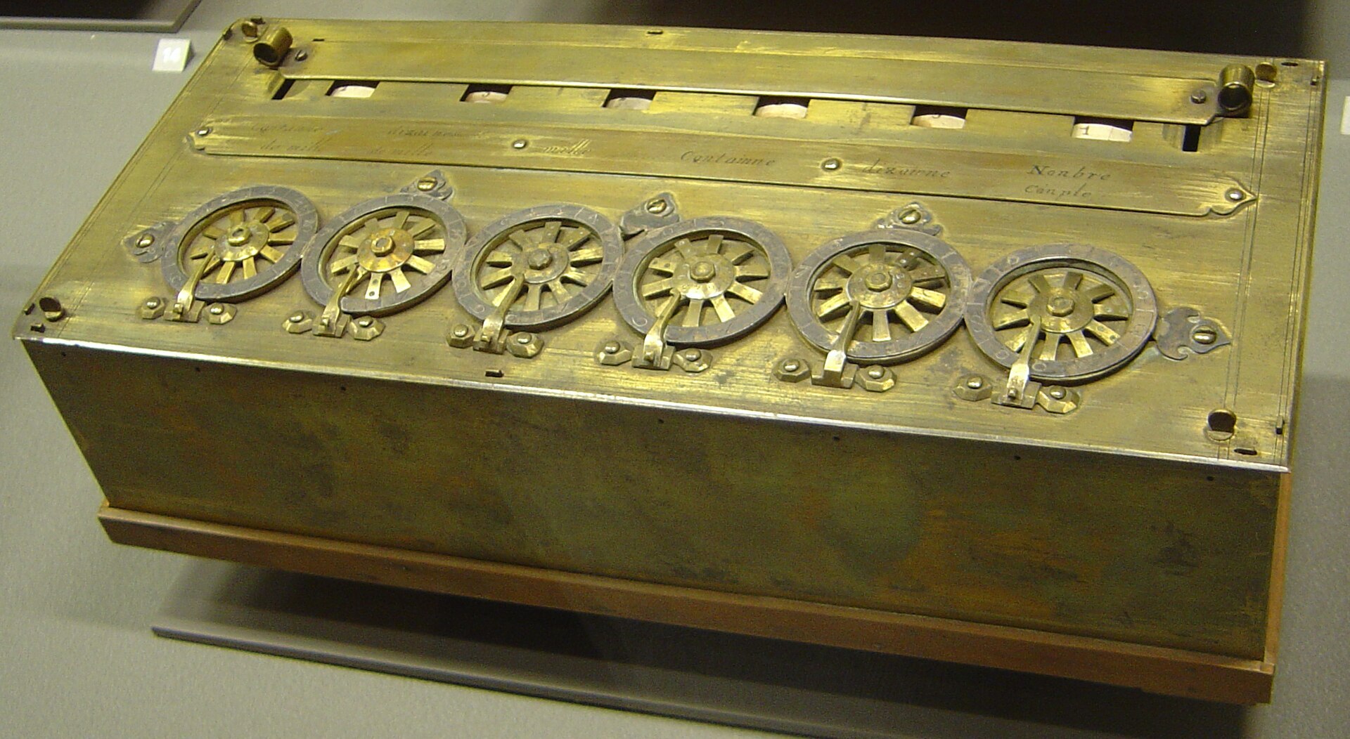 L’une des 8 dernières Pascalines signées Blaise Pascal. Crédits photo : Wikipédia