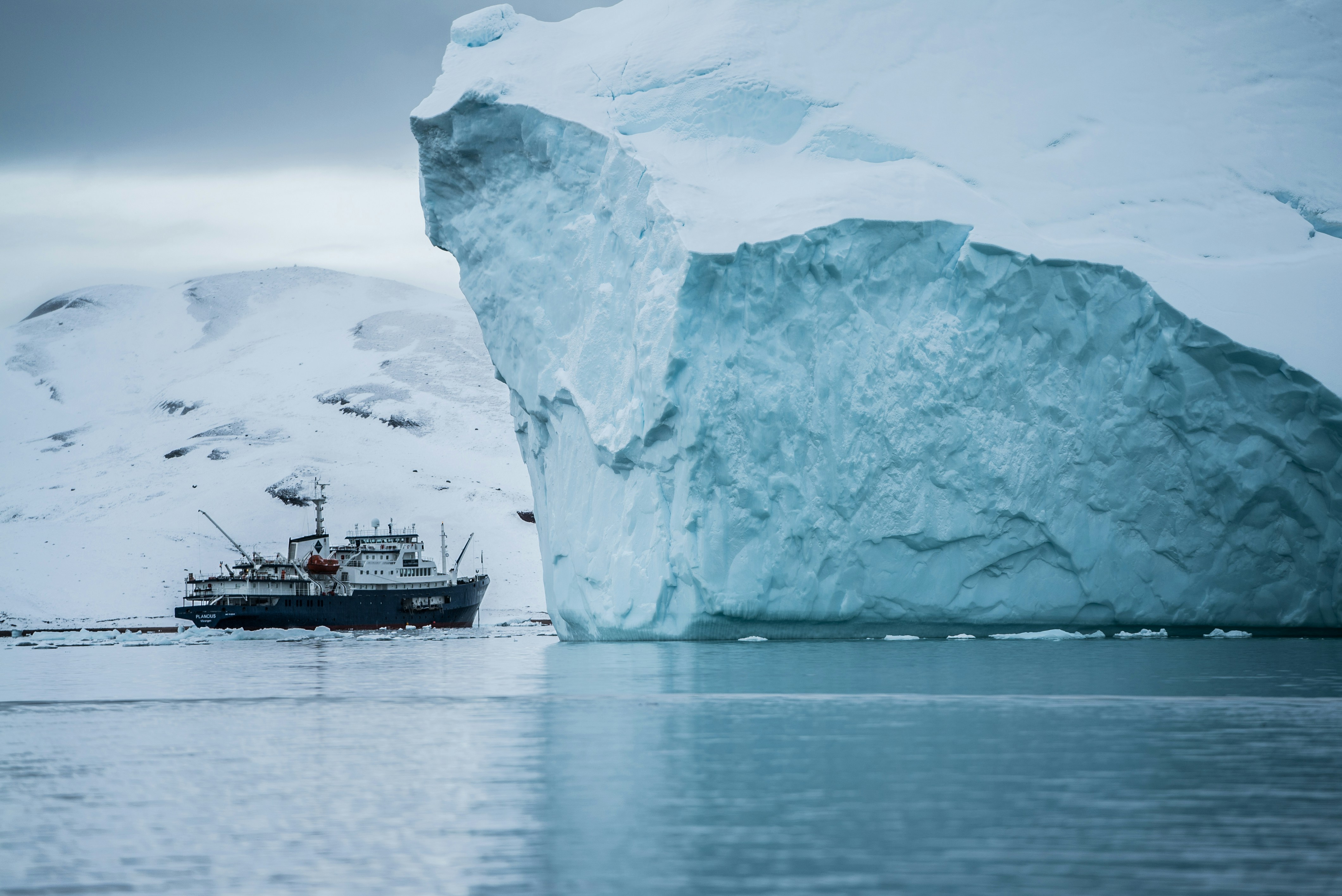 Avec un bateau plus petit et un iceberg plus gros, aucun risque de rejouer Titanic !  Crédits photo : Hubert Neufeld sur Unsplash
